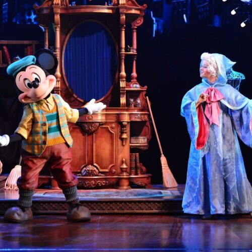 Mickey and the Magician Mickey Mouse in schildersoutfit met de goede fee van Assepoester in de show Mickey and the Magician