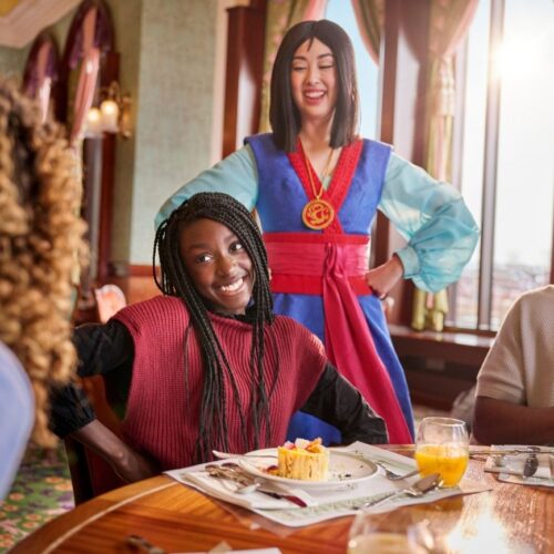 Mulan Mulan tijdens een ontmoeting aan eettafel met mensen tijdens het diner in The Regal View