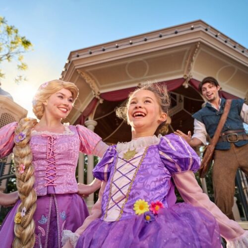 Rapunzel Rapunzel en Flynn met een meisje verkleed als Rapunzel tijdens een show op Adventure Way