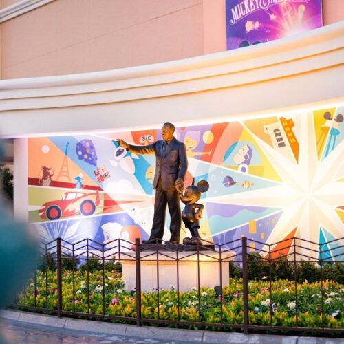 Standbeeld Walt en Mickey Standbeeld van Walt Disney die de hand vasthoudt van Mickey Mouse voor het gebouw van Disney World Premiere