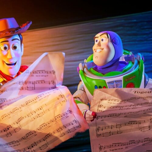 TOGETHER_ a Pixar Musical Adventure Woody en Buzz met een groot muziekblad tijdens de show TOGETHER: A Pixar Musical Adventure