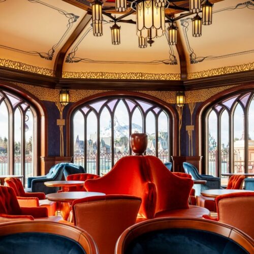 The Regal View Lounge The Regal View Lounge met rode en blauwe pluche stoelen en prachtig uitzicht over World of Frozen