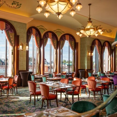 The Regal View Restaurant Eetzaal van The Regal View Restaurant met rode en groene pluche stoelen en andere victoriaanse accenten