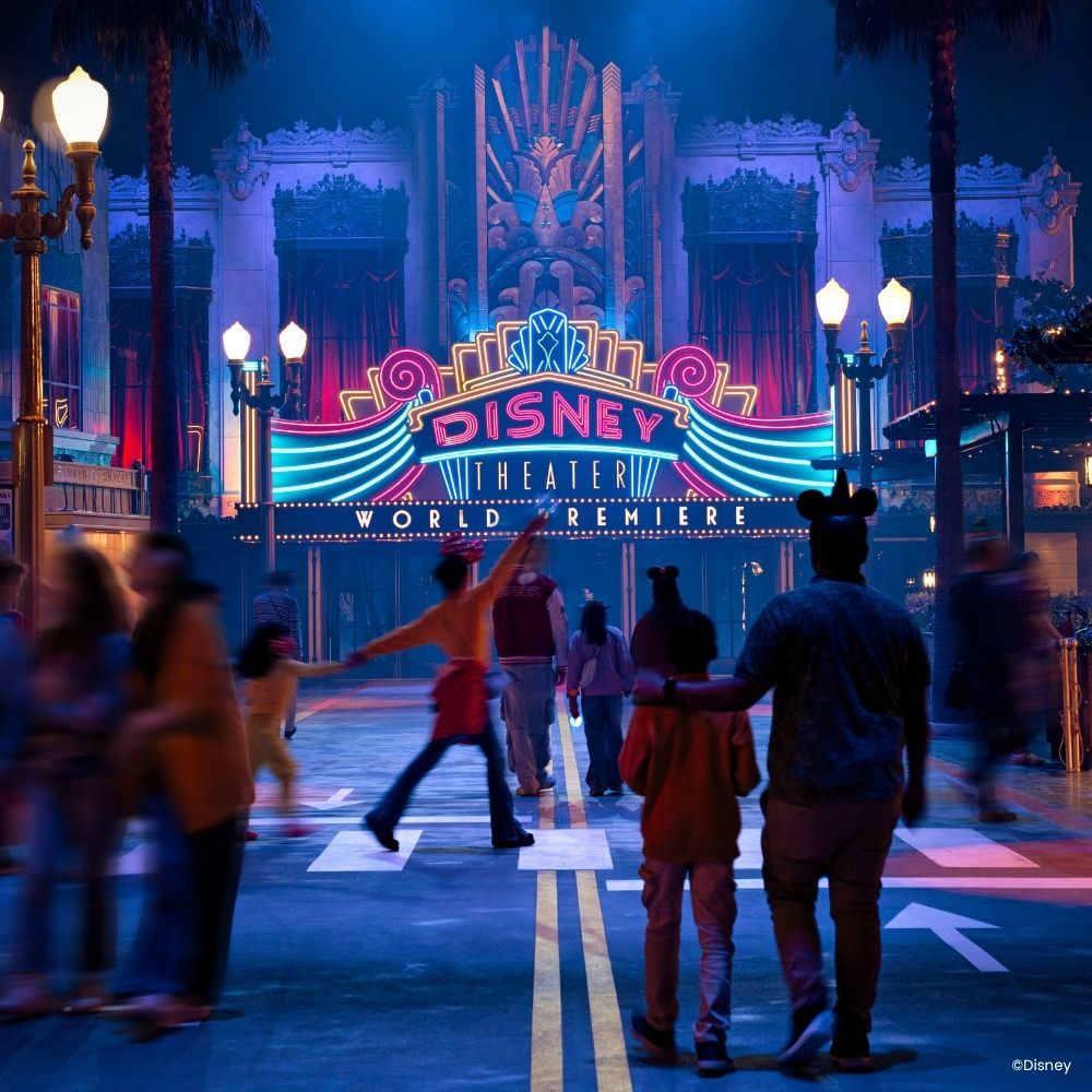 Mensen in Disney World Premiere met Disney World Premier in verschillende kleuren neon licht