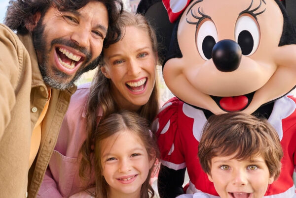 Familie met kleine kinderen bij Minnie Mouse.