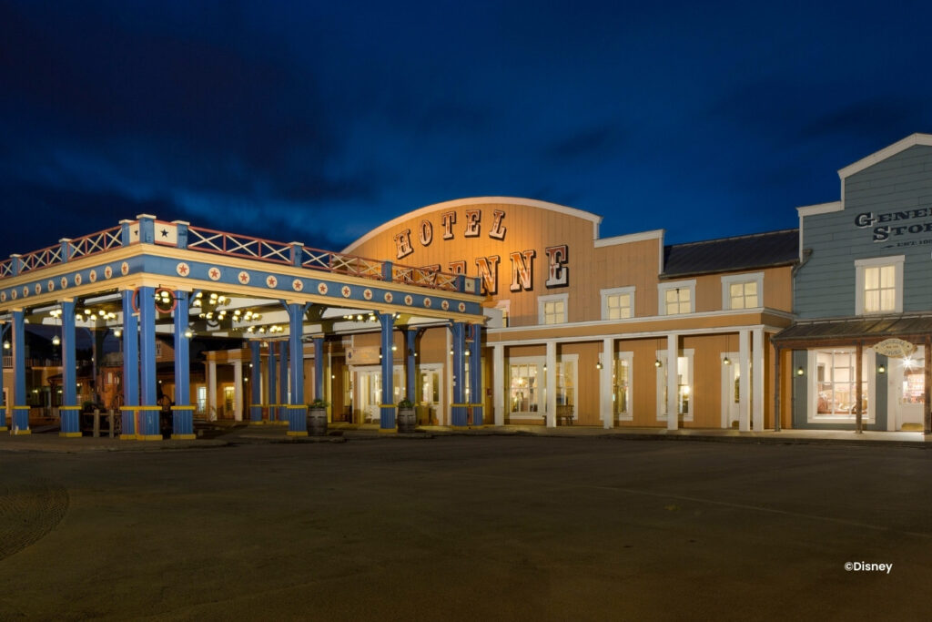 Voorkant hotel Cheyenne geel met blauw gebouw