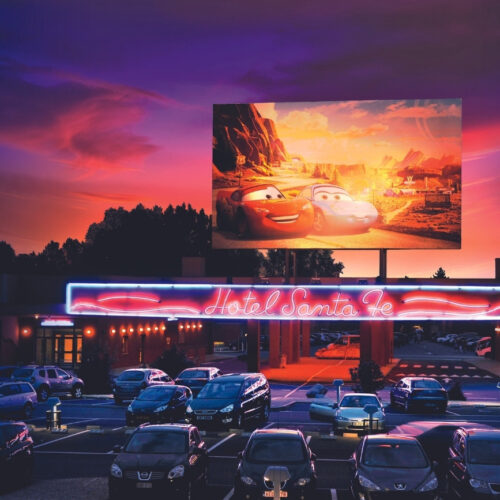 1 Ingang Santa Fé met parkeerplaatsen, led verlichting en een groot bord met cars auto