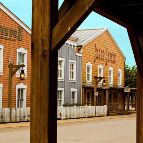 4 Gekleurde gebouwen met cowboynamen