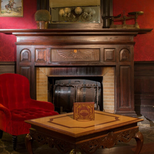 9 Bar met openhaard en rode stoel