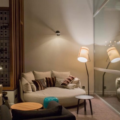 Bar le diplomate Ronde witte bank met hoge beige lamp