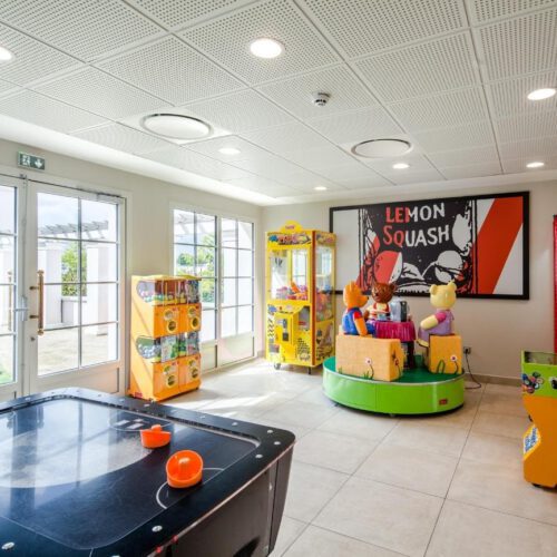 Binnen speelruimte Tafelvoetbal, grijpers en airhockeytafel