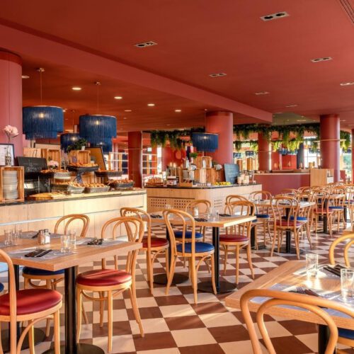 Buffetrestaurant Buffet met roze plafond, groene planten en blauwe lampen