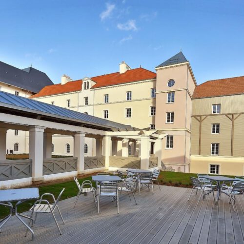 Buitenterras B&B Vlonderterras met ijzeren stoelen en tafels