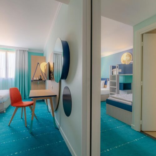Connecting kamer Hotelkamer met tweepersoonsbedden, stapelbed en connecting door