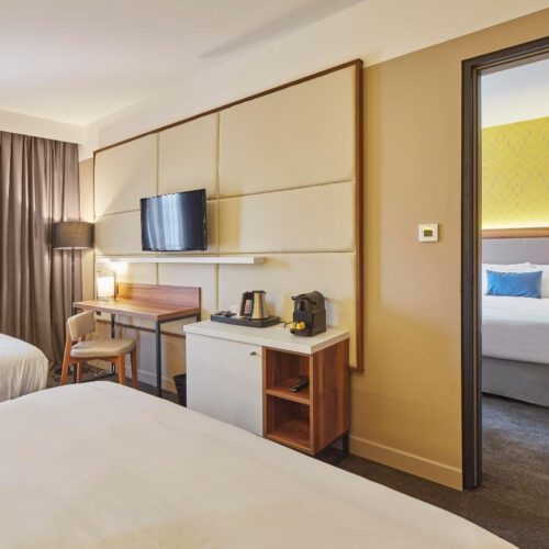 Familiekamer Kamer met tweepersoonsbedden en een houten tussendeur