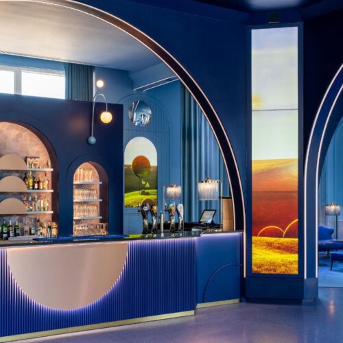 Hotelbar Magic'Hall Betoverende blauwe bar met taps en flessen sterke drank