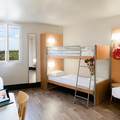 Hotelkamer stapelbedden Stapelbedden en kerstknuffels