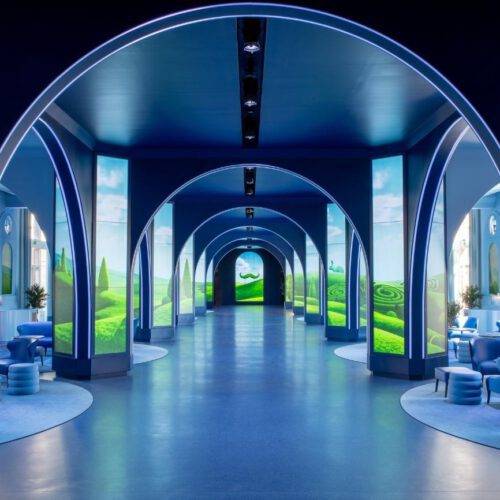 Lobby Blauwe gang met bogen en projecties van groene bomen