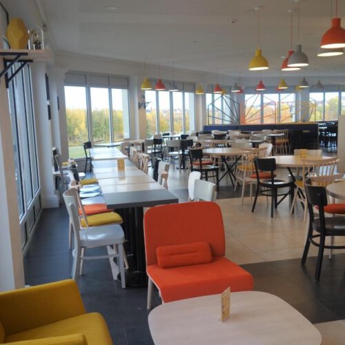 Ontbijtzaal Ontbijtzaal met witte tafels en gekleurde stoelen