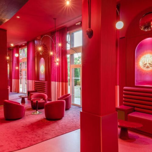 Receptie Rode kamer met rode stoelen, tafels en tapijt