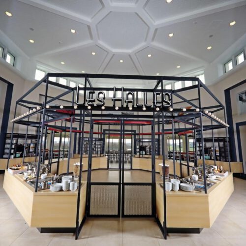 Restaurant Les Halles Ontbijtbuffet met stalen buizen en houten tafels