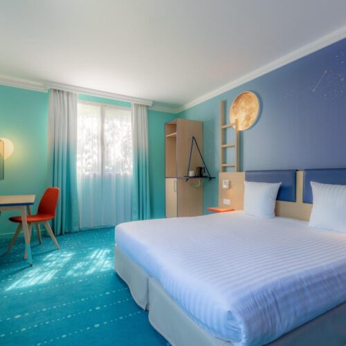 Tweepersoonskamer Tweepersoonsbed in een blauwe kamer
