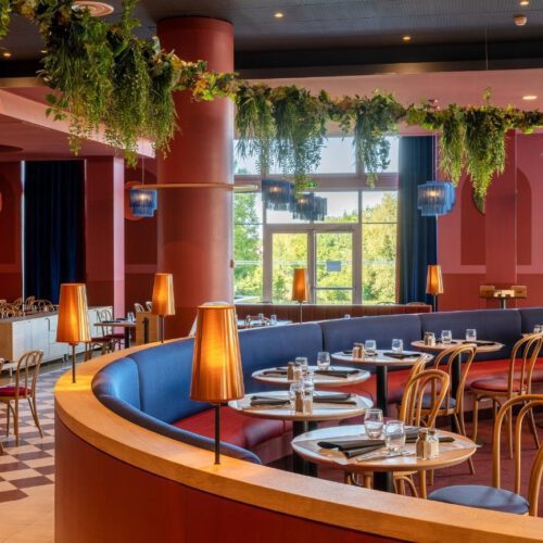 a la carte restaurant Betoverend roze restaurant met planten aan het plafond