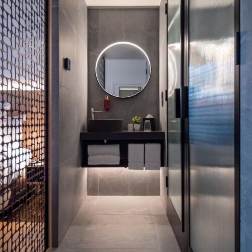 Badkamer Badkamer met ronde lichtgevende spiegel