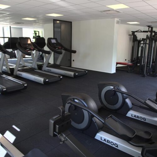 Fitness Fitnessruimte met loopband en crosstrainer