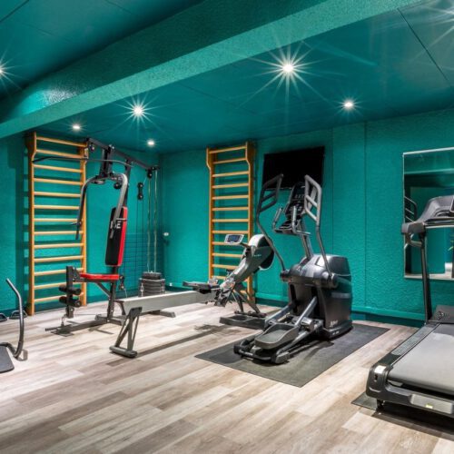 Fitness Groene fitnessruimte met apparaten