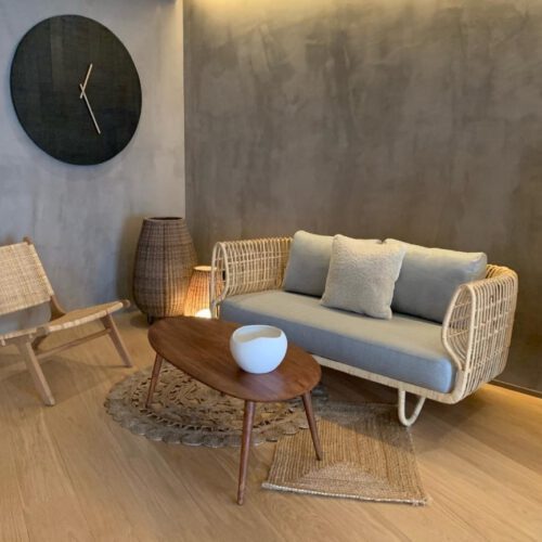 Foyer Beige bank met grijze klok en houten tafel en stoel bij Spa Paxton Paris MLV hotel