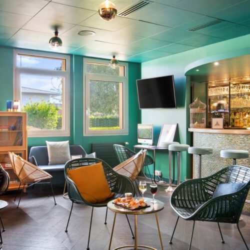 Hotelbar Groene hotelbar met hapjes en drankjes