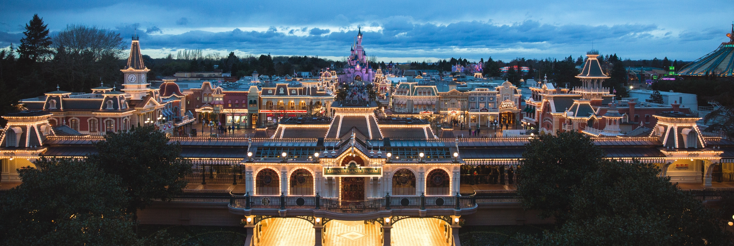 Toegankelijkheid ingang Disneyland park met verlichting