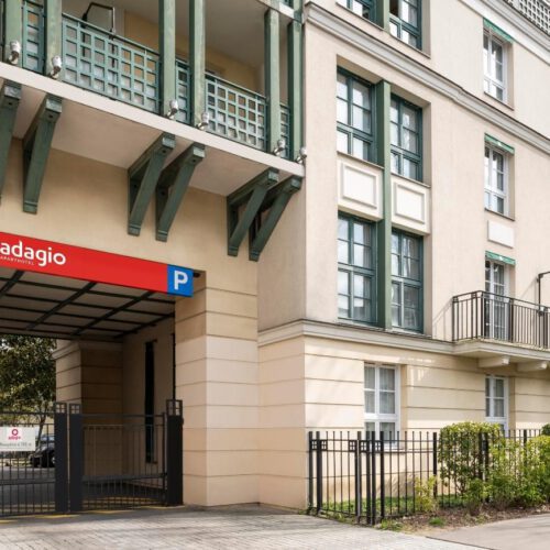 Ingang parkeergarage Adagio Parkeergarage met zwarte hekken