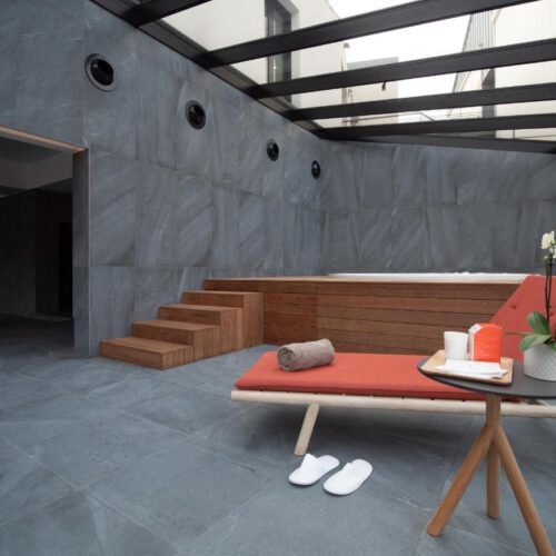 Jacuzzi Jacuzzi met rode ligbed en badslippers