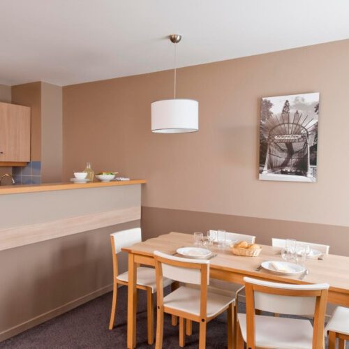 Kitchenette Beige keuken met eettafel