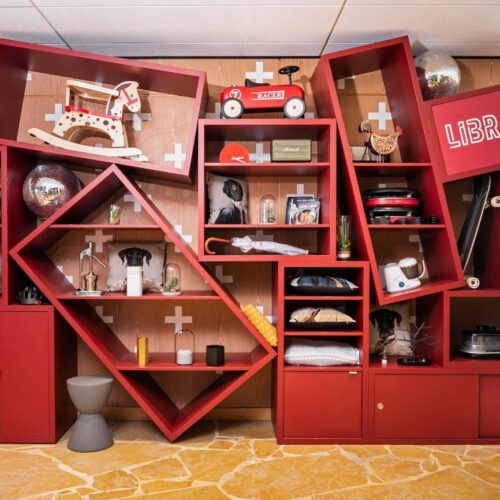 Libary Adagio Aparthotel Rode vakken met kussen, vazen, paraplu en een discobal