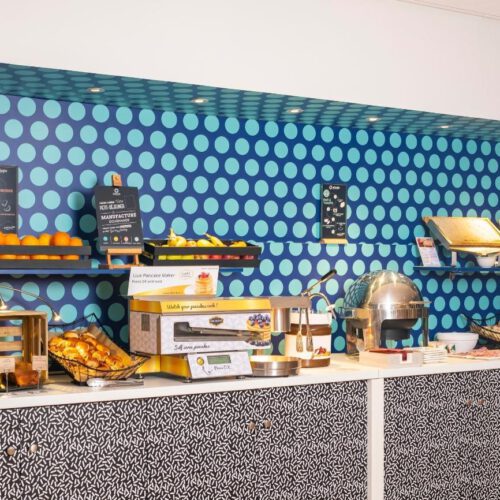 Ontbijt Ontbijtbuffet met broodjes en pannenkoekenmachine