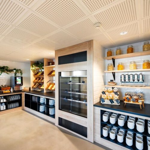 Ontbijtbuffet Ontbijtbuffet met wit servies en koffiezetapparaat