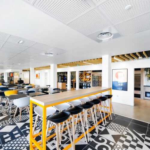 Ontbijtrestaurant Ontbijtrestaurant met buffet en meubels