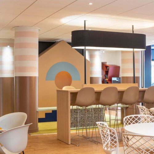 Ontbijtzaal Ontbijtzaal met gele en beige tafels en stoelen