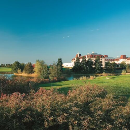 Radisson Blu Hotel Buitenkant Radisson Blue hotel in een groene omgeving in de buurt Disneyland Paris