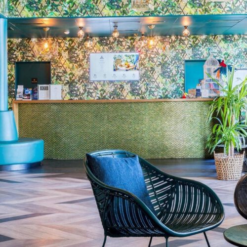 Receptie Hotelreceptie met groene balie en twee stoelen