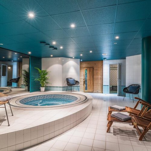 Spa en wellness Zwembad met ligstoelen en sauna