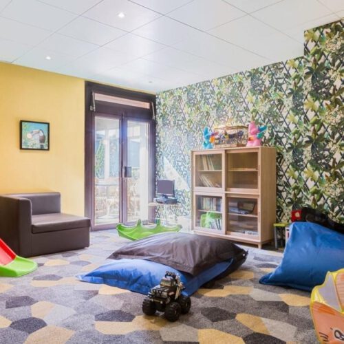 Speelkamer Speelkamer met zitzakken, glijbaan en ballenbak