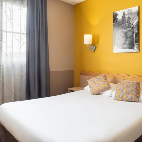 Tweepersoonskamer Gele kamer met tweepersoonsbed