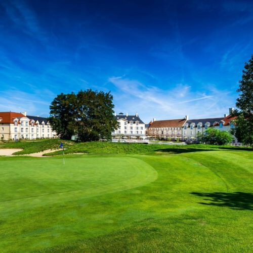 Uitizcht Staycity zwembad Grasveld met witte gebouwen Staycity