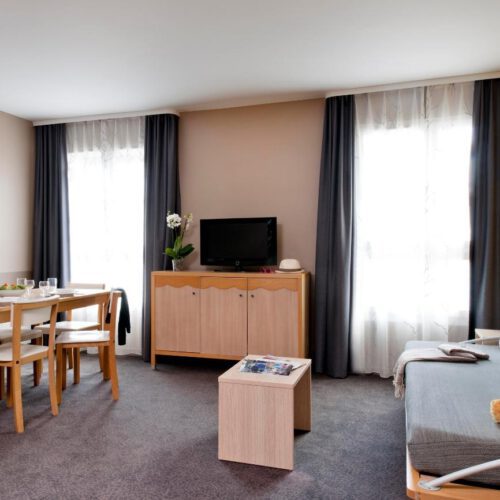 Woonkamer appartement Woonkamer appartement met bank, tv en eettafel