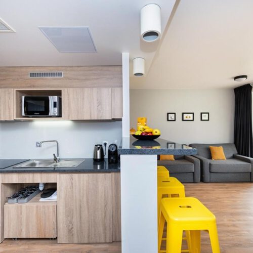 Woonkamer en keuken Woonkamer en keuken met gele stoelen