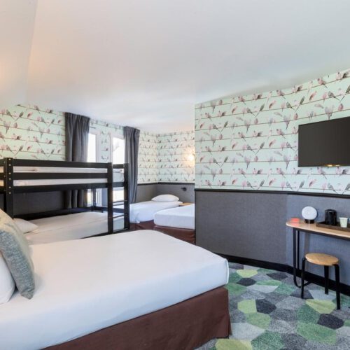 Zespersoonskamer Groene zespersoonskamer met bedden en tv Best Western Hotel Grand Parc